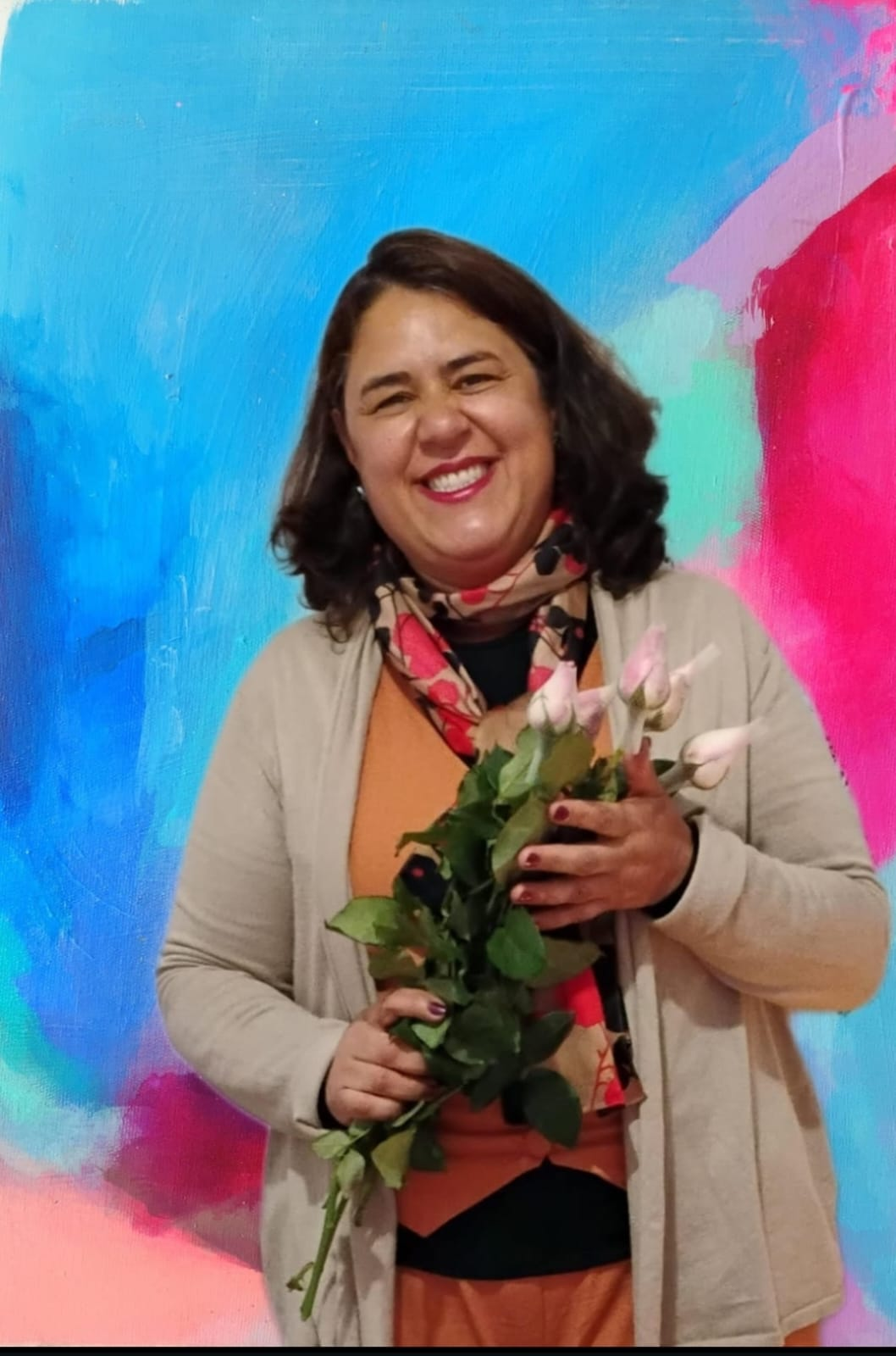 Alice Lobo sorrindo e segurando flores