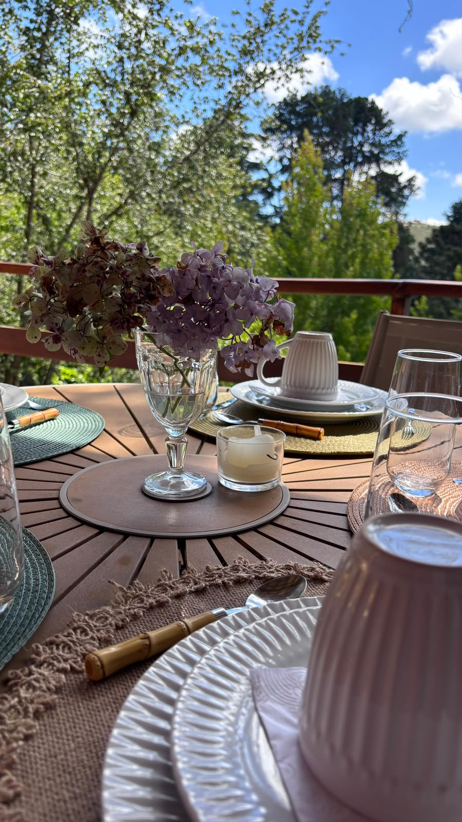 Mesa posta na varanda com vista para a natureza