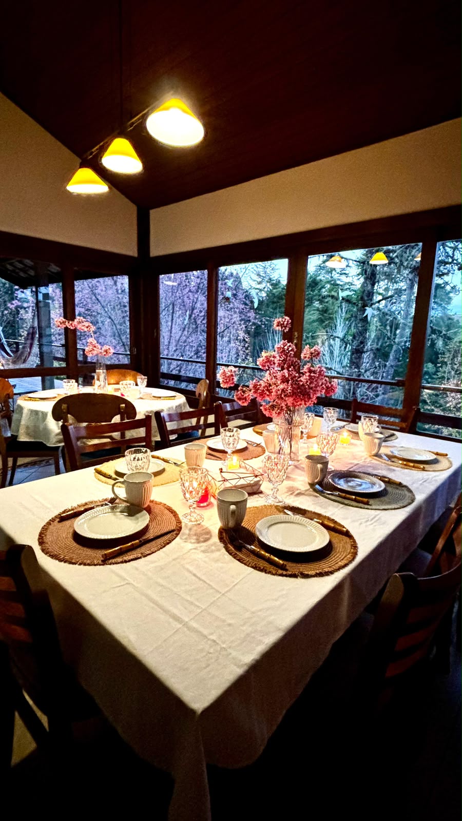Mesa de refeições preparada em ambiente acolhedor