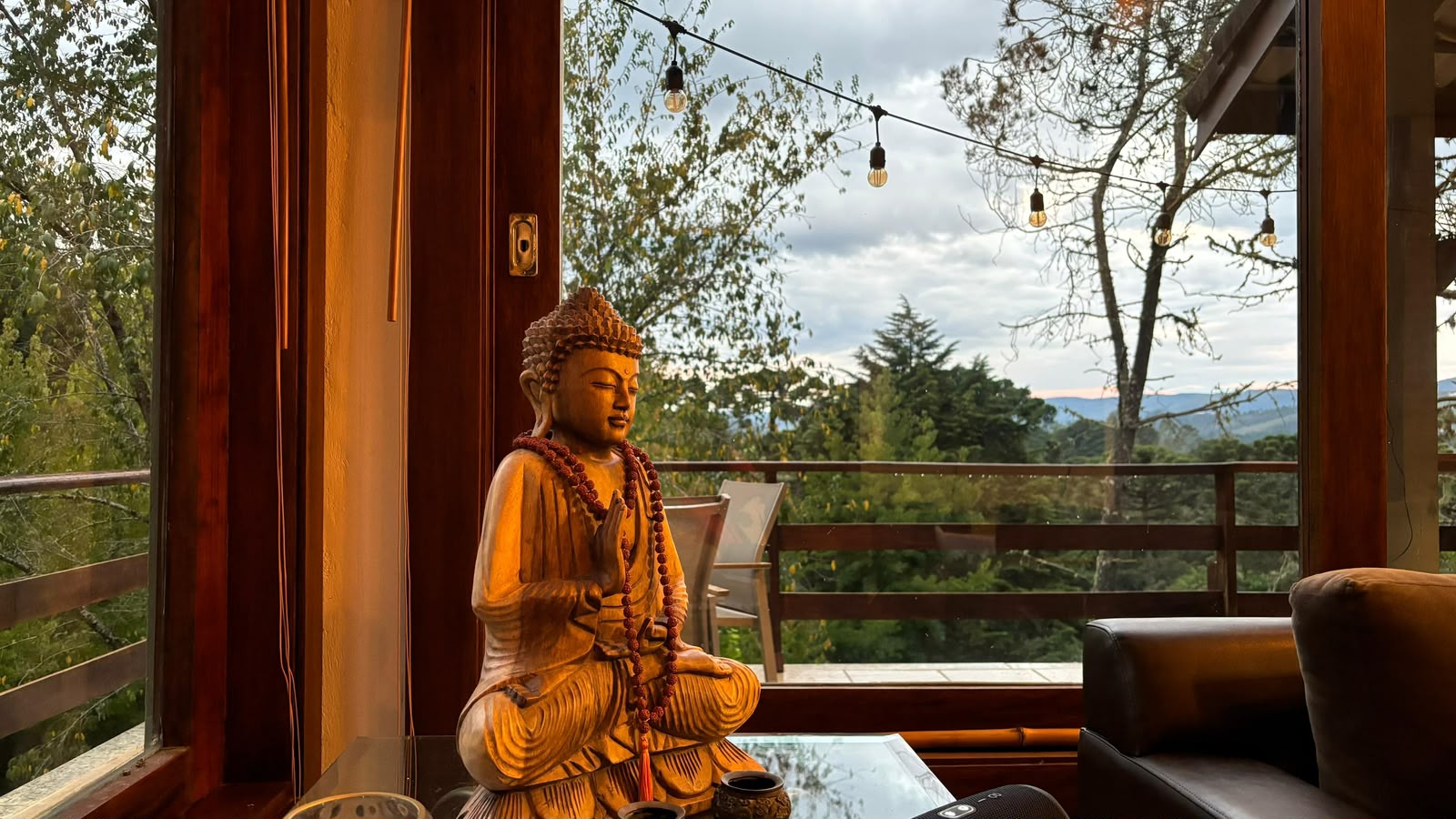 Estátua de Buda com vista para as montanhas